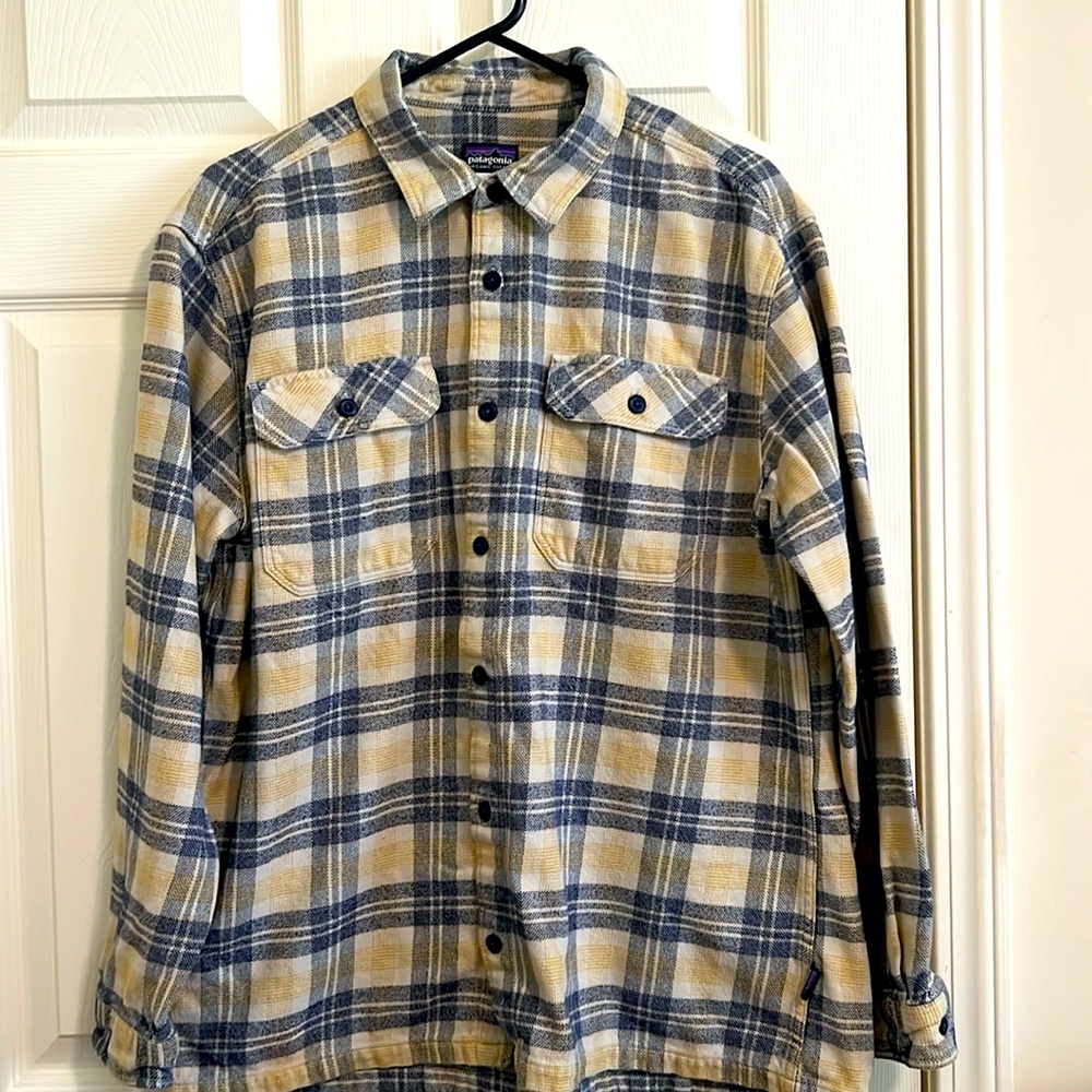 Patagonia organic cotton Men’s long sleeve shirt.Excellent condition. Size L